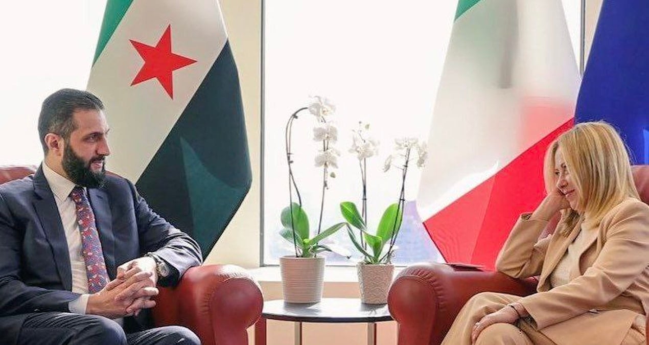 isin asli cok baska meloninin saraaya bakislarinin altinda ne yatiyor JFyKmxt8