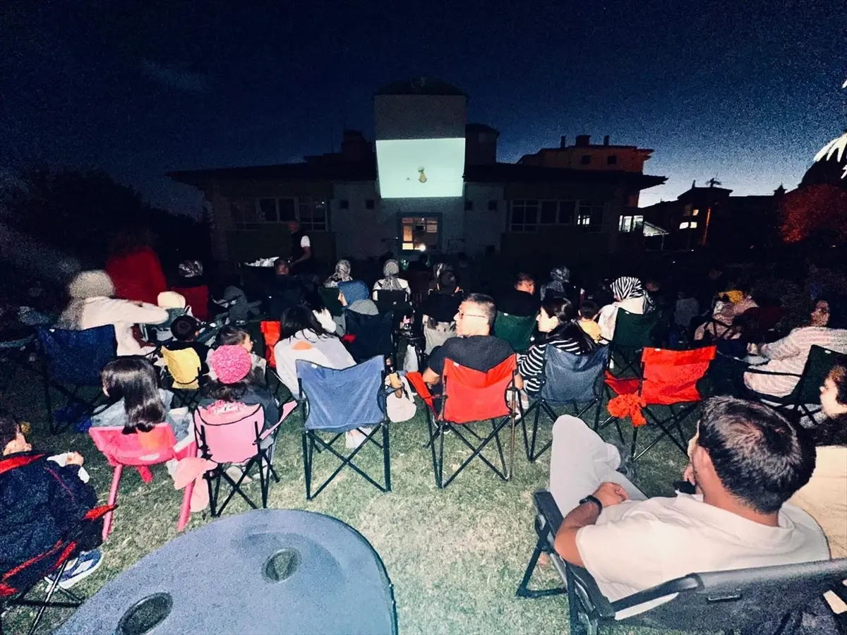 sandiklida acik hava sinema etkinligi duzenlendi bb14IwNO