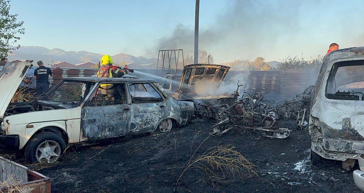 yediemin deposunda yangin otomobiller ve motosikletler kule dondu 62Sib8GP