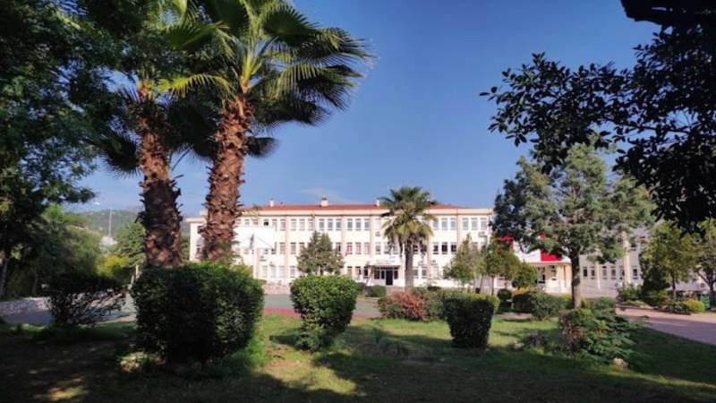 chpli uzundan depreme dayaniksiz okul icin soru onergesi ogrenciler sira degil kitap tasimali GXHUzJHr.png