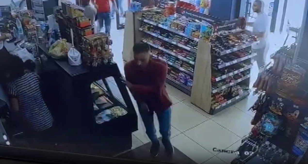 eski esinin yaninda gordu akaryakit istasyonunda dehset sacti o anlar kamerada 6fMX1pE3