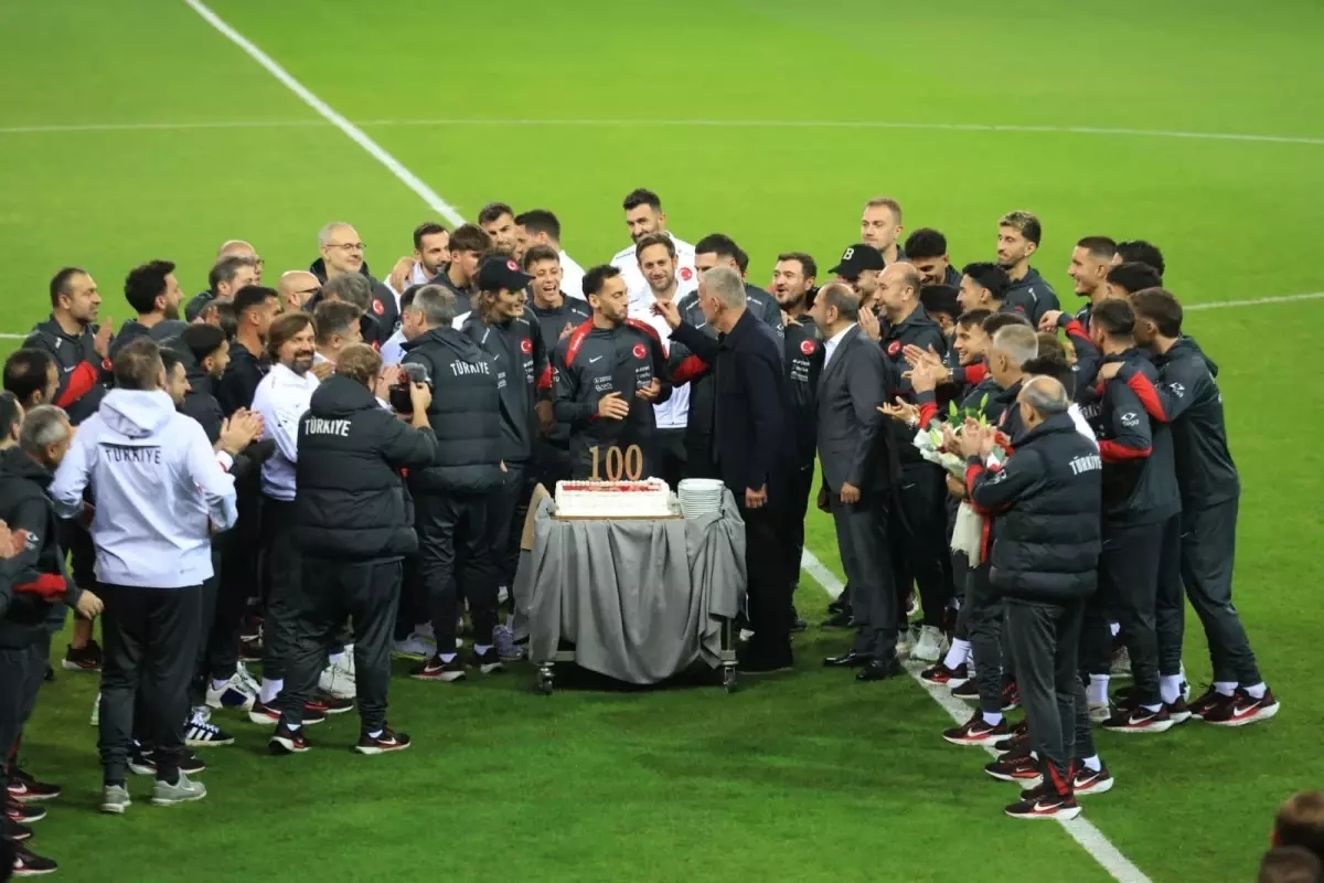 hakan calhanoglu 100 macinda kutlandi DQBjAq4v.jpg