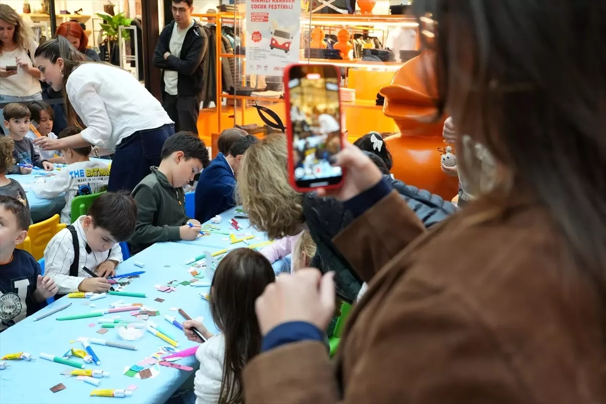 kirmizi karavan projesi ile cocuklar gelecege umut tasiyor 5XG8G2B9.jpg