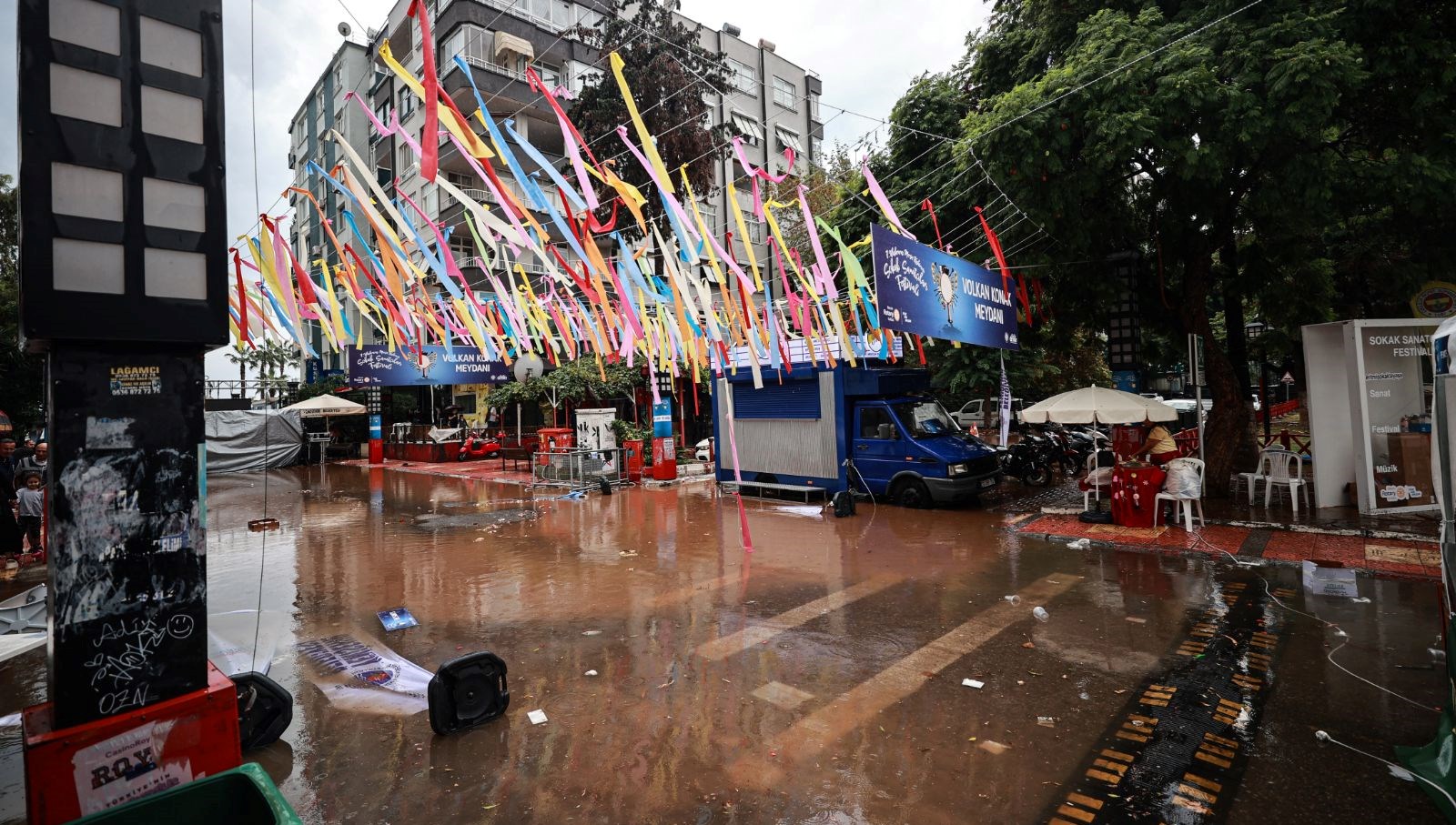 mersinde saganak agaclar devrildi yollar gole dondu hNQz9DL9.jpg