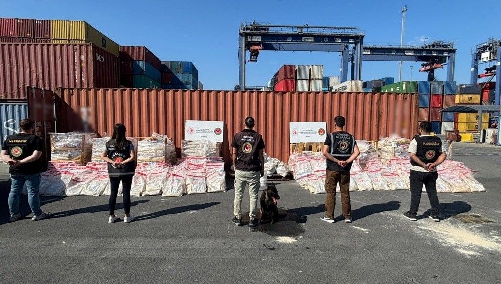 turkiye ile ispanyadan ortak operasyon fosil ununa emdirilmis 17 ton kokain ele gecirildi DeBn6Pcy.jpg