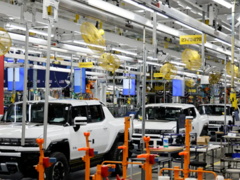 Otomotiv devinden radikal karar! Fabrikada yüzlerce çalışanın yerini robotlar aldı!