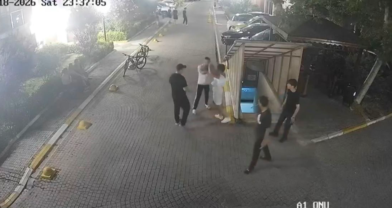 15 yaşındaki çocuğu ‘yan baktın’ diyerek tekme tokat dövdüler 15 yasindaki cocugu yan baktin diyerek tekme tokat dovduler Z79htn31