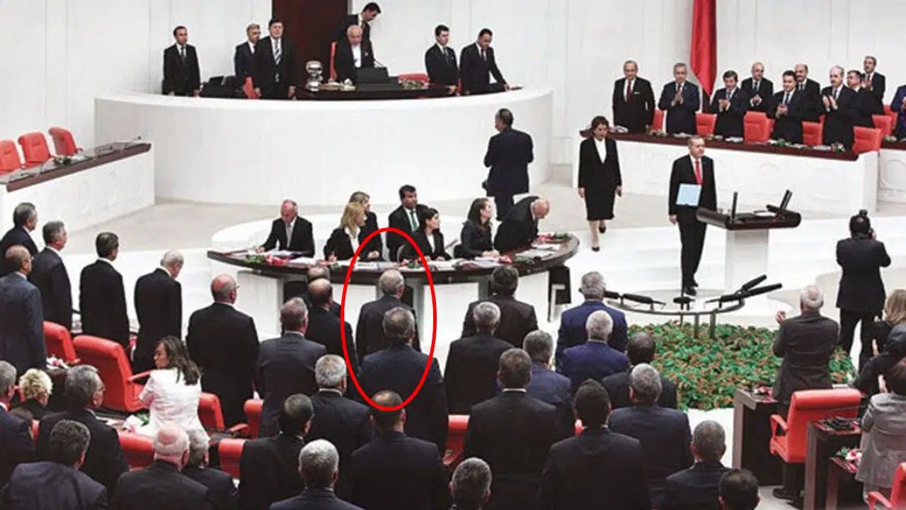 Kılıçdaroğlu ‘Erdoğan için ayağa kalkmadım’ dedi… Eski CHP’li vekil fotoğrafla yanıt verdi: ‘Yalan söylüyor’ Img